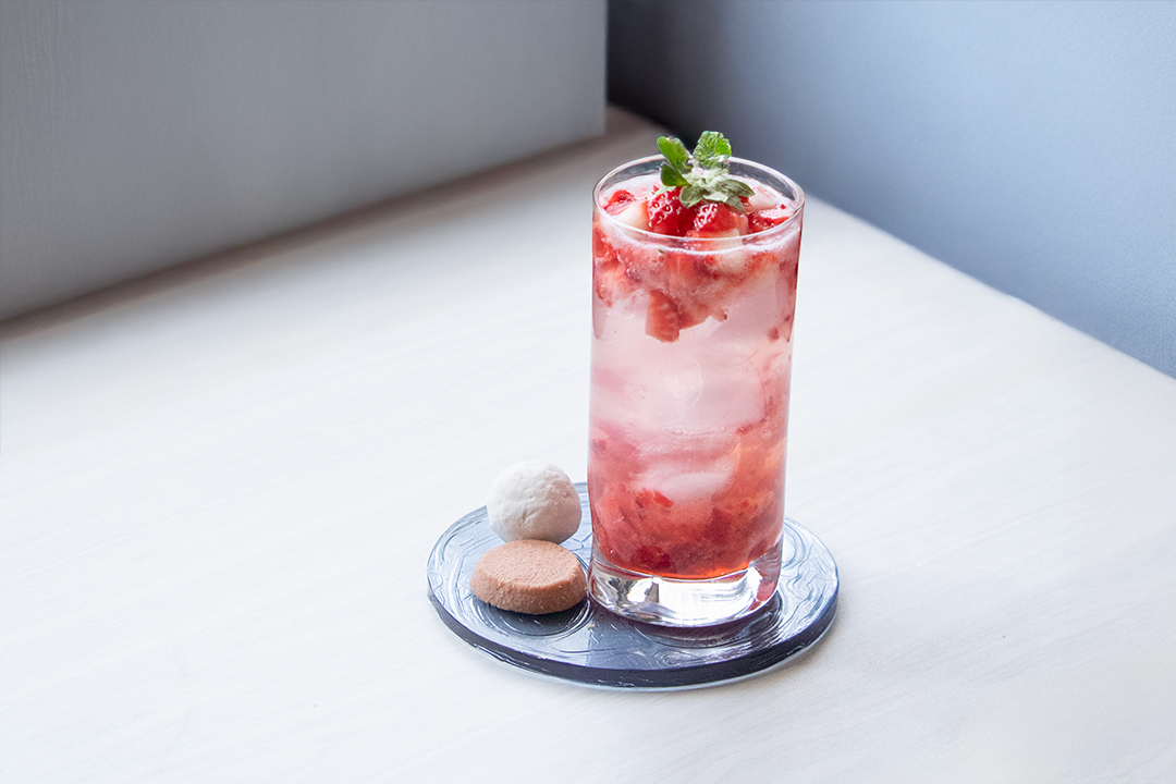 水面に浮かぶ、春の彩り 〜 Eauと苺ソーダの心地よい関係